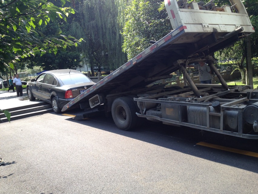 「沂南市區拖車」陷入困境的車子