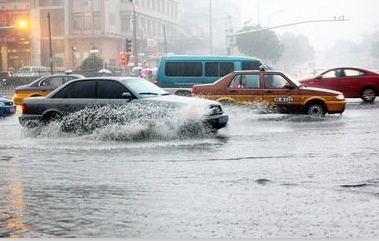 「沂南汽车救援公司」分析在暴雨中行车的实用经验