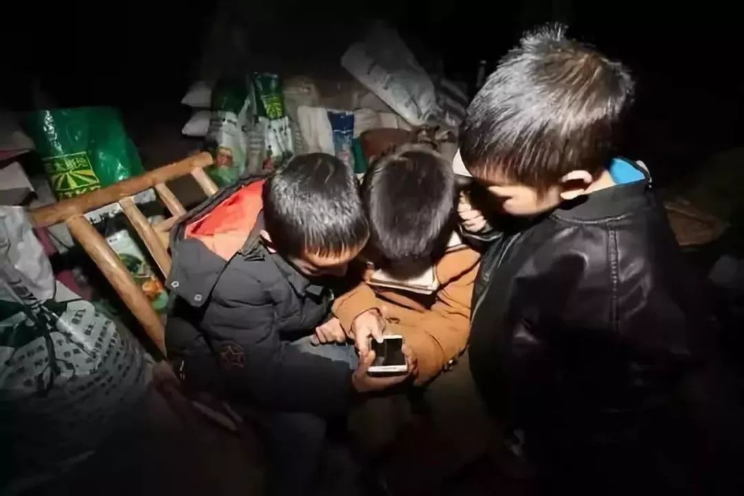 蘭州偵探新聞:中國窮人的孩子,正在被手機廢掉 蘭州偵探新聞:中國窮人的孩子,正在被手機廢掉